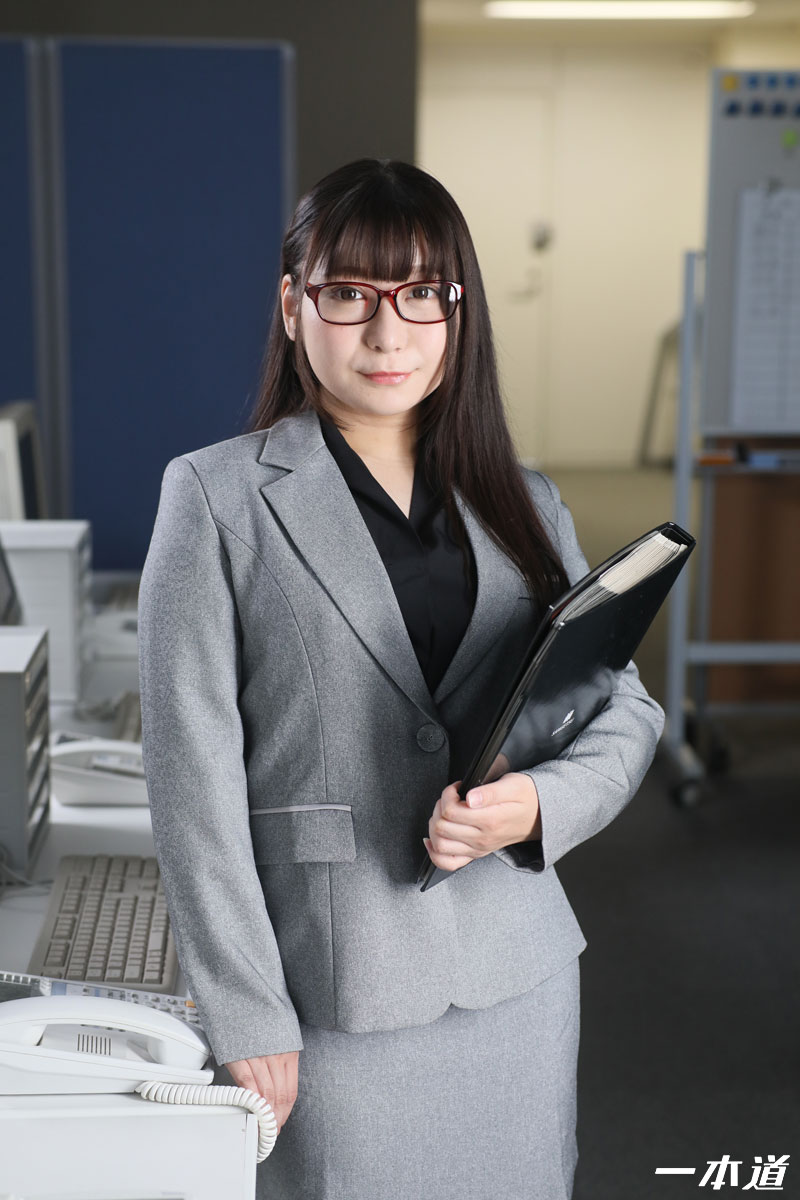 パンツを脱いでもメガネは外しません〜ムッチリスーツがエロい女上司〜