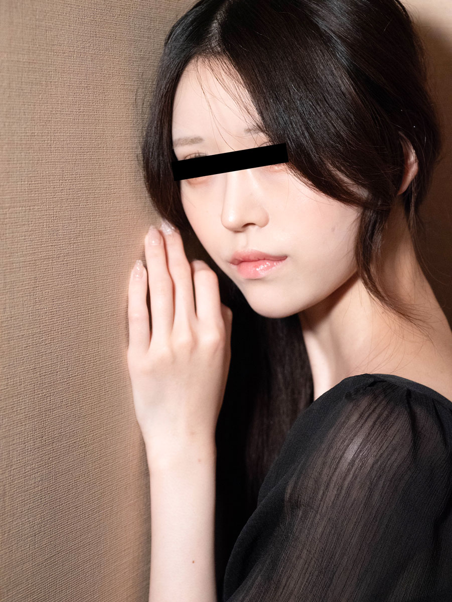 ちっぱい美女が僕の全身をリップでご奉仕