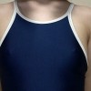 天乃のあ 濡れてテカってピッタリ密着 神スク水 可愛い女子のスクール水着姿をじっとりと堪能！着替え盗撮から始まり貧乳から巨乳にパイパン、ハミ毛、ジョリワキ等のフェチ接写やローションソーププレイやスク水ぶっかけ等を完全着衣で楽しむAV - サンプル画像 - 1