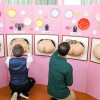 『壁尻展覧会』2 美術部の文化祭の特設コーナーは女子部員たち自らの生尻を展示する壁尻！見て触れて挿れて楽しめるスケベすぎる芸術作品の展覧会！ - サンプル画像 - 4