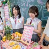 「超新鮮！もぎたて女子○生はいかが？」学園祭の模擬店で女子○生と相席出来るフルーツパーラーがオープン！たわわに実ったピチピチ女子○生がお客の膝の上に乗ってくれる相席システム！制服のあちこちにジッパーが付けられ自由に開け閉めOK！手を入れたり…触ったり… - サンプル画像 - 2
