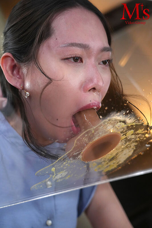 喉射！口射！大量精飲！白目を剥くほど喉奥えぐる喉姦ごっくんイラマチオ 上品なマゾ美人妻の喉奥と膣奥を完膚無きまで嬲って●す串刺しハードFUCK 三池小春 - サンプル画像 - 4