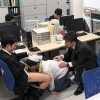 情報を流出させた配達員の末路 三田サクラ - サンプル画像 - 5