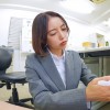 【ピンサロセクハラ】残業中、2人きりの社内で金欠ち○ぽ部長のムラムラ解消にフェラチオ風俗嬢扱いで何度も口内射精される人妻デカ尻部下OL 美咲かんな - サンプル画像 - 2