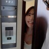 【女優ガチ在宅中に突撃チ●ポ派遣！】リビング・キッチン・寝室、場所も決めずハメまくり予定調和なしで潮吹きまくる miruのエロを全開放した完全プライベート大量お漏らし性交 - サンプル画像 - 1