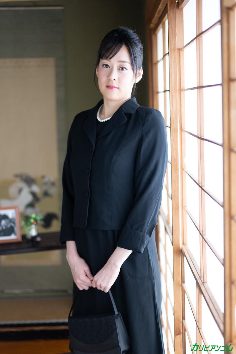 未亡人AV面接 〜亡くなった旦那の借金なんかすぐ返せますよ〜 - サンプル画像 - 1